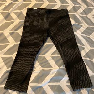 Under Armour women’s crop stretch pants. Black with Grey Size Medium (skinny)